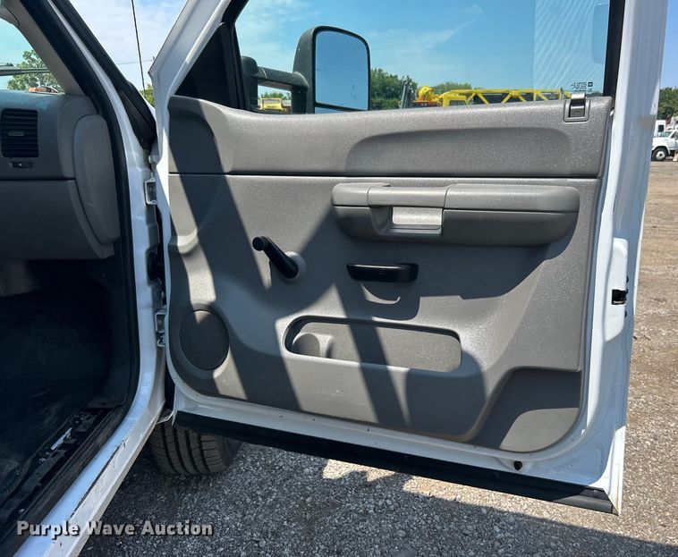 image for item EG0919 2008 Chevrolet  Silverado 3500HD flatbed pickup truck