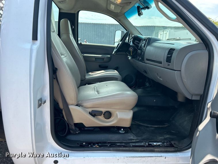 image for item EG0919 2008 Chevrolet  Silverado 3500HD flatbed pickup truck