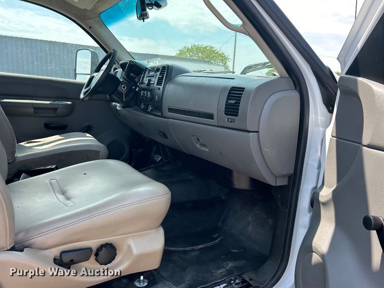 image for item EG0919 2008 Chevrolet  Silverado 3500HD flatbed pickup truck