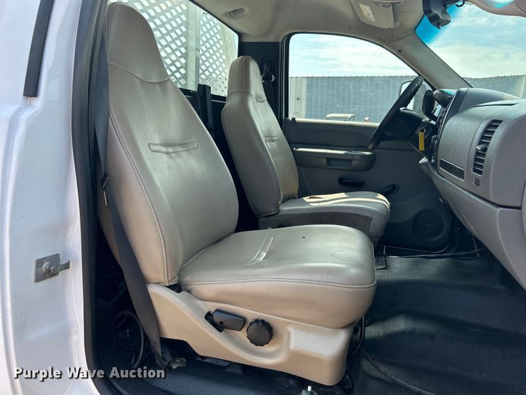 image for item EG0919 2008 Chevrolet  Silverado 3500HD flatbed pickup truck