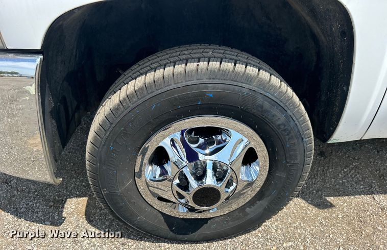 image for item EG0919 2008 Chevrolet  Silverado 3500HD flatbed pickup truck