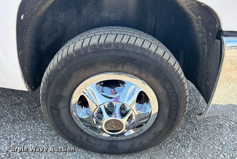 image for item EG0919 2008 Chevrolet  Silverado 3500HD flatbed pickup truck