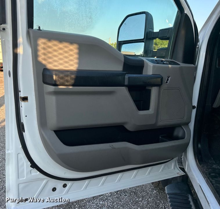 image for item EG0928 2019 Ford F550 Super Duty Crew Cab winch truck