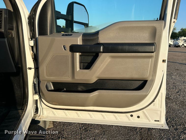 image for item EG0928 2019 Ford F550 Super Duty Crew Cab winch truck