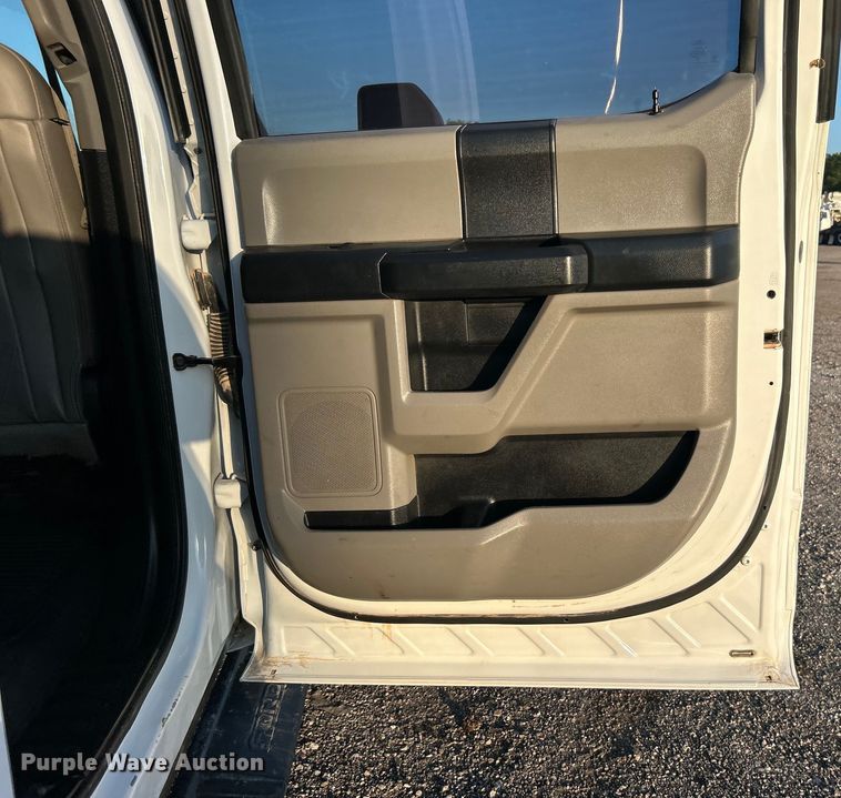 image for item EG0928 2019 Ford F550 Super Duty Crew Cab winch truck