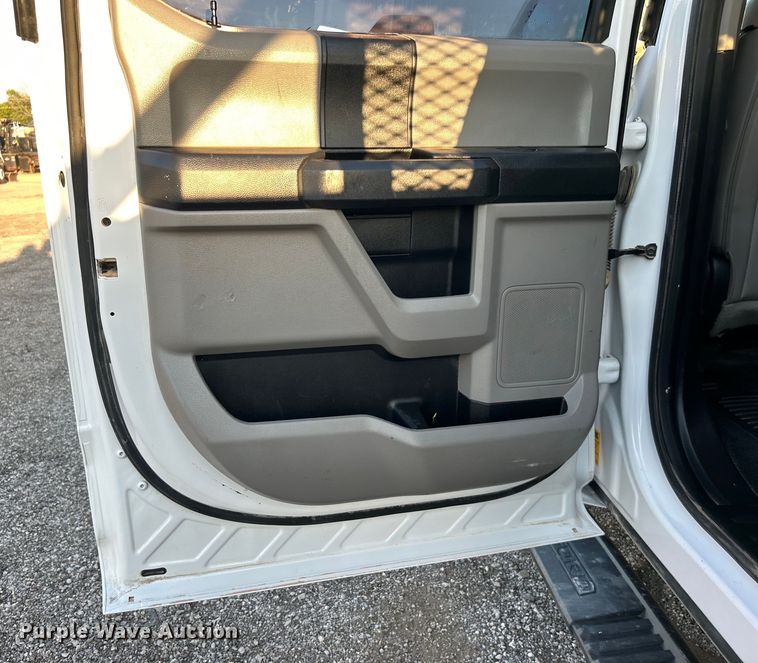 image for item EG0928 2019 Ford F550 Super Duty Crew Cab winch truck