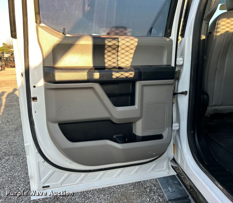 image for item EG0928 2019 Ford F550 Super Duty Crew Cab winch truck