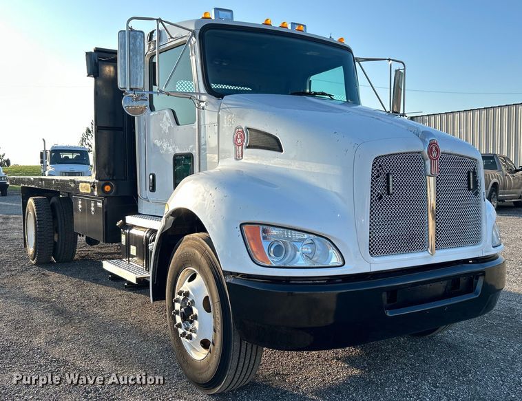 image for item EG0929 2013 Kenworth  T370 flatbed truck