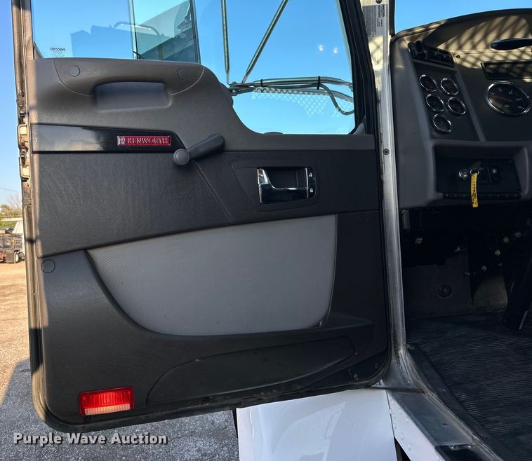 image for item EG0929 2013 Kenworth  T370 flatbed truck