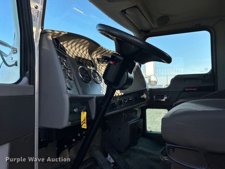 image for item EG0929 2013 Kenworth  T370 flatbed truck