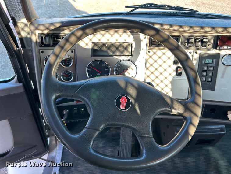 image for item EG0929 2013 Kenworth  T370 flatbed truck