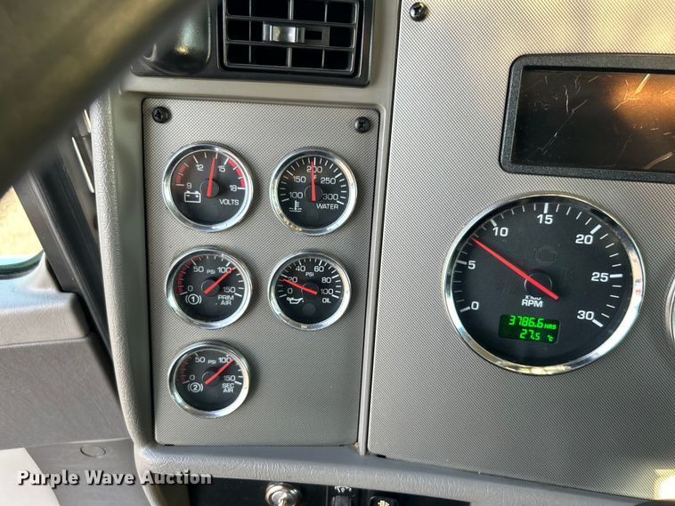 image for item EG0929 2013 Kenworth  T370 flatbed truck