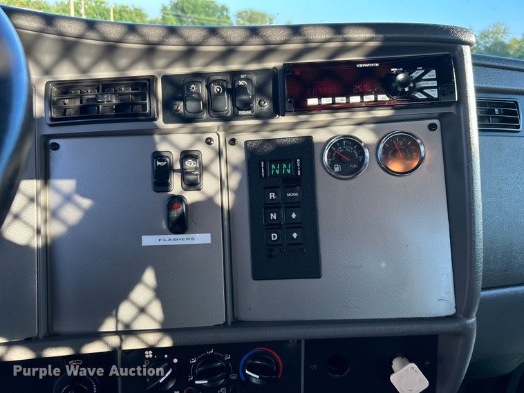 image for item EG0929 2013 Kenworth  T370 flatbed truck