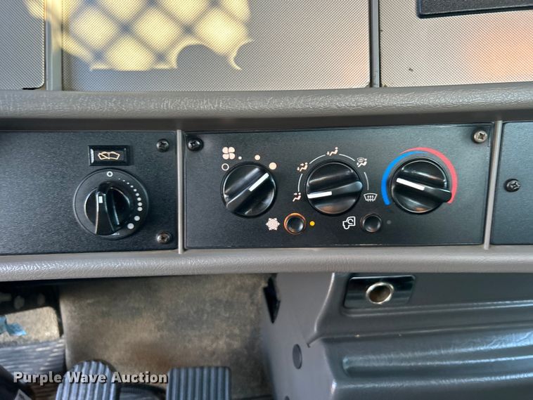 image for item EG0929 2013 Kenworth  T370 flatbed truck