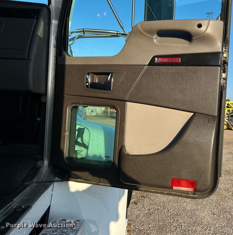 image for item EG0929 2013 Kenworth  T370 flatbed truck