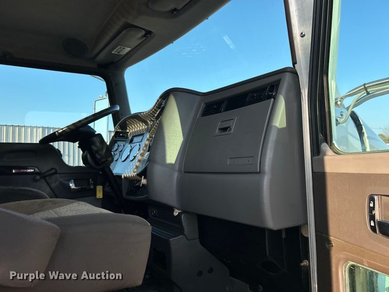 image for item EG0929 2013 Kenworth  T370 flatbed truck