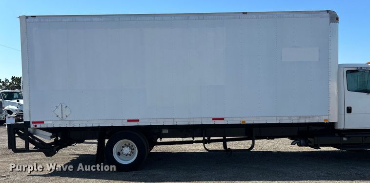 image for item EG0937 2002 Freightliner  FL70 box truck