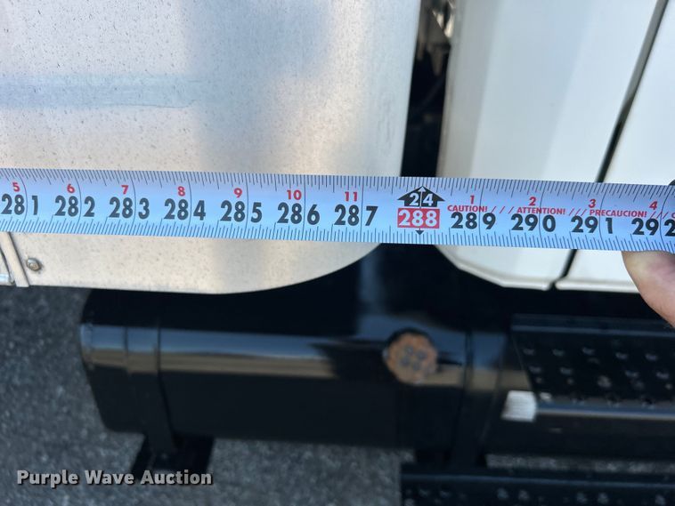 image for item EG0937 2002 Freightliner  FL70 box truck