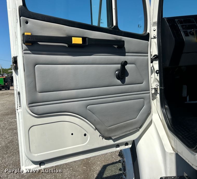 image for item EG0937 2002 Freightliner  FL70 box truck