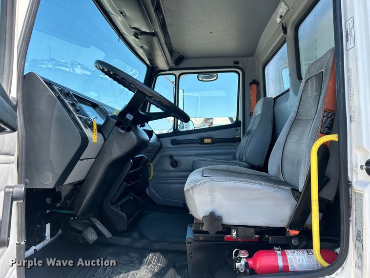 image for item EG0937 2002 Freightliner  FL70 box truck