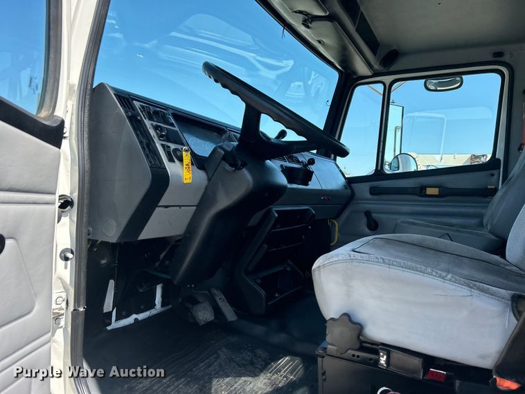 image for item EG0937 2002 Freightliner  FL70 box truck