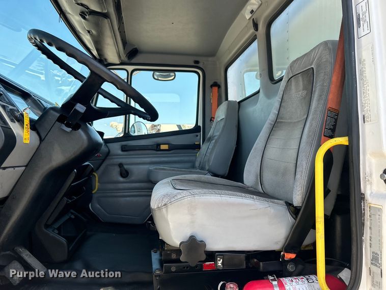 image for item EG0937 2002 Freightliner  FL70 box truck