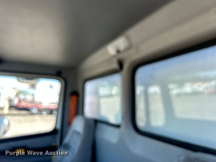 image for item EG0937 2002 Freightliner  FL70 box truck