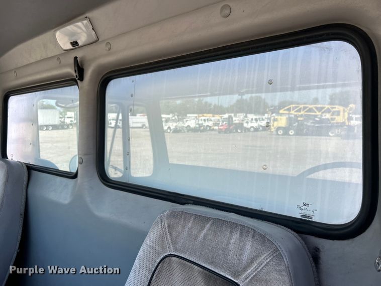 image for item EG0937 2002 Freightliner  FL70 box truck