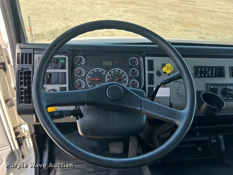 image for item EG0937 2002 Freightliner  FL70 box truck