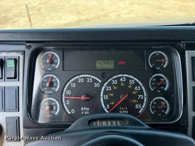 image for item EG0937 2002 Freightliner  FL70 box truck