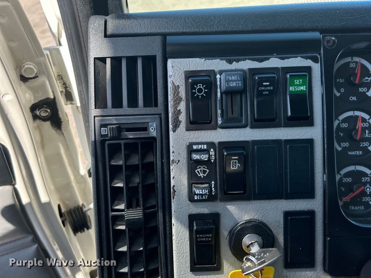 image for item EG0937 2002 Freightliner  FL70 box truck