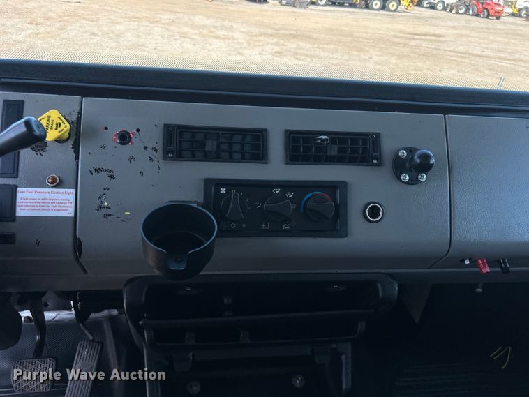 image for item EG0937 2002 Freightliner  FL70 box truck