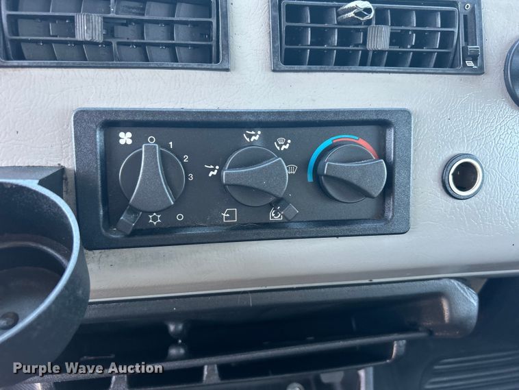 image for item EG0937 2002 Freightliner  FL70 box truck