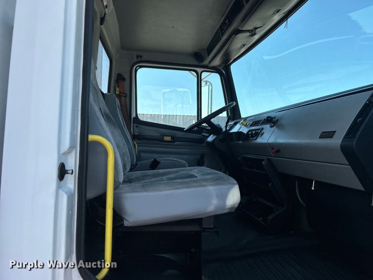 image for item EG0937 2002 Freightliner  FL70 box truck