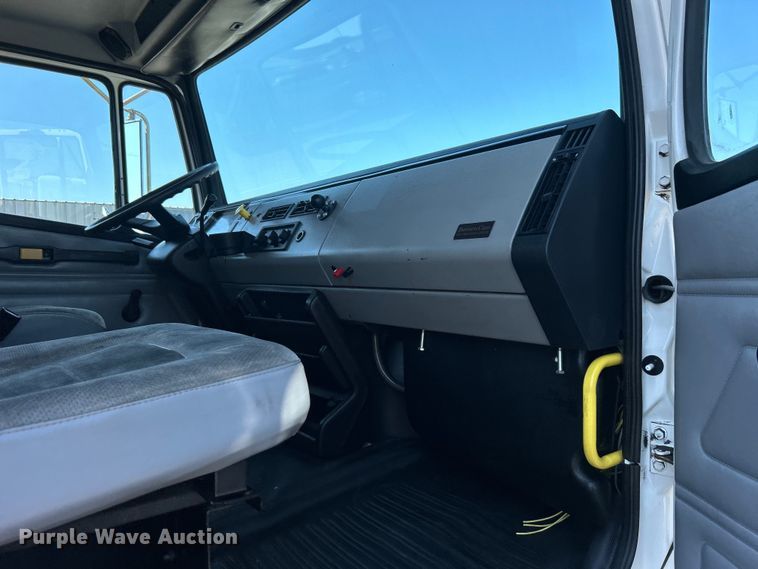 image for item EG0937 2002 Freightliner  FL70 box truck