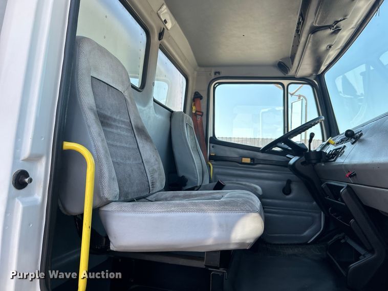 image for item EG0937 2002 Freightliner  FL70 box truck