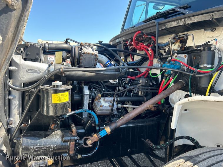 image for item EG0937 2002 Freightliner  FL70 box truck