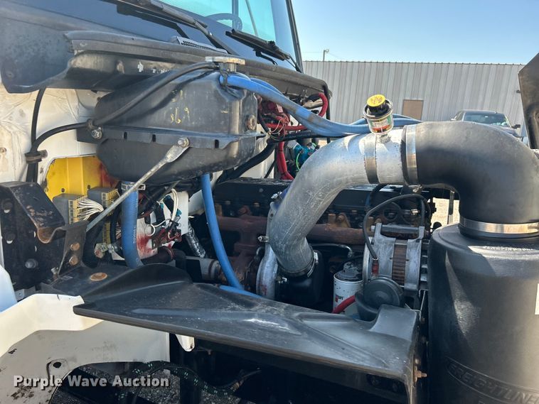 image for item EG0937 2002 Freightliner  FL70 box truck