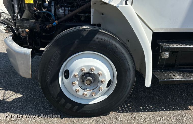 image for item EG0937 2002 Freightliner  FL70 box truck