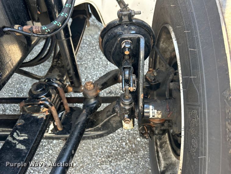 image for item EG0937 2002 Freightliner  FL70 box truck