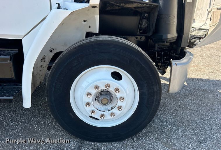 image for item EG0937 2002 Freightliner  FL70 box truck