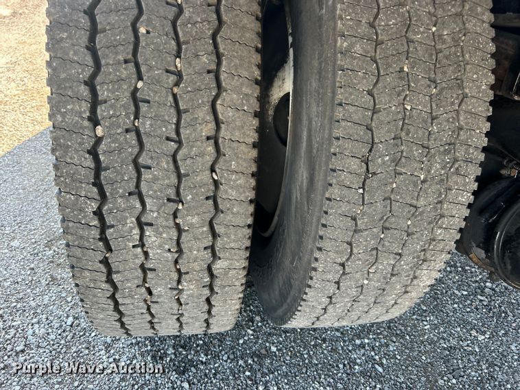 image for item EG0937 2002 Freightliner  FL70 box truck