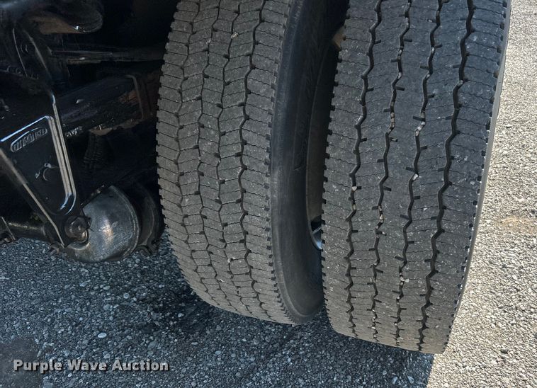 image for item EG0937 2002 Freightliner  FL70 box truck