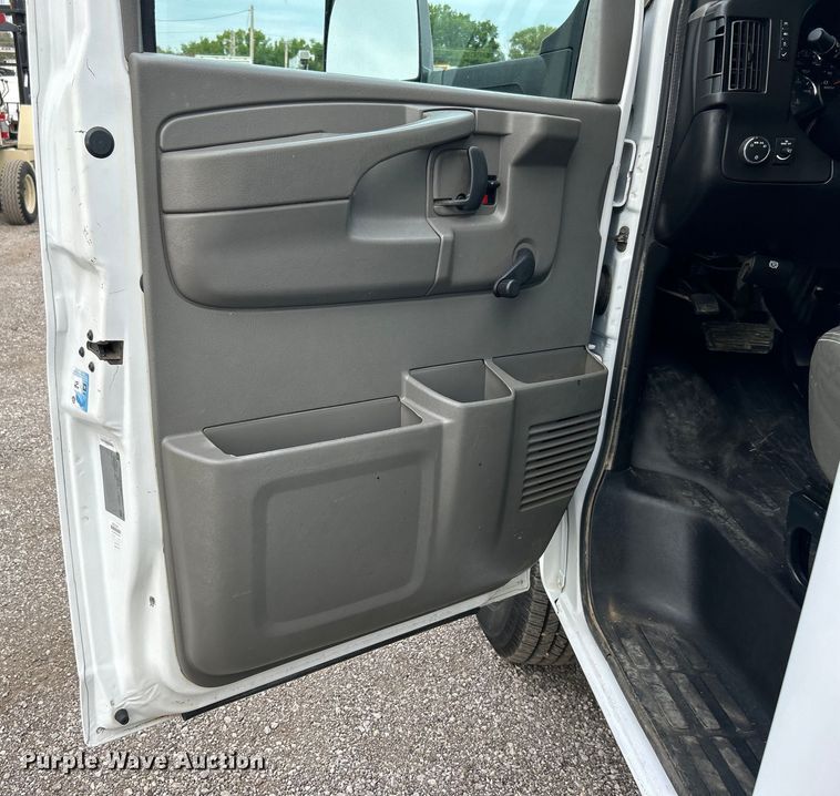 image for item EG0962 2013 Chevrolet  Express 3500 box truck