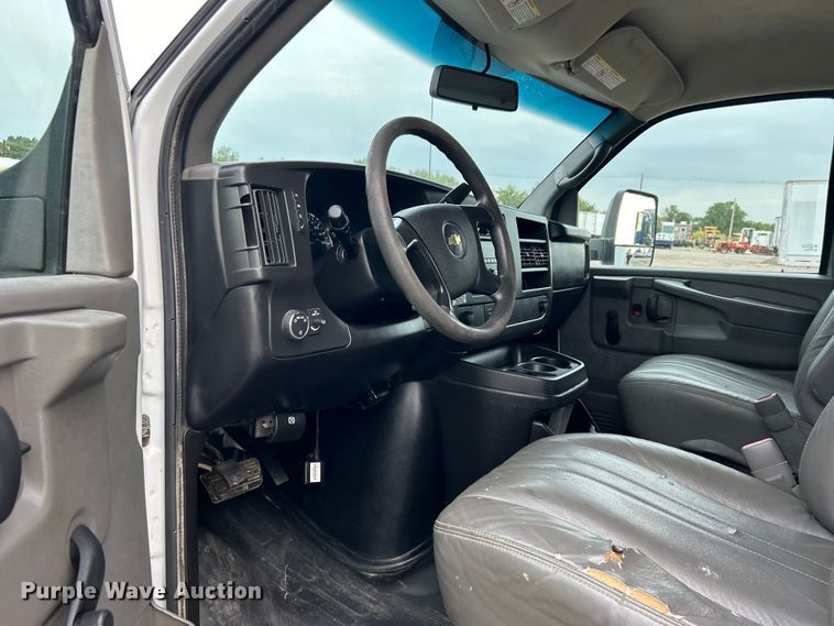 image for item EG0962 2013 Chevrolet  Express 3500 box truck