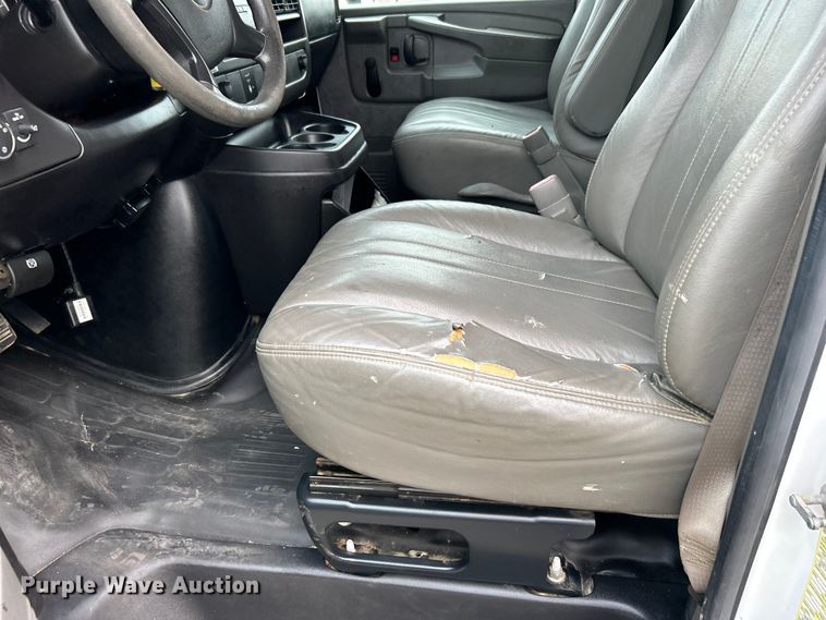 image for item EG0962 2013 Chevrolet  Express 3500 box truck