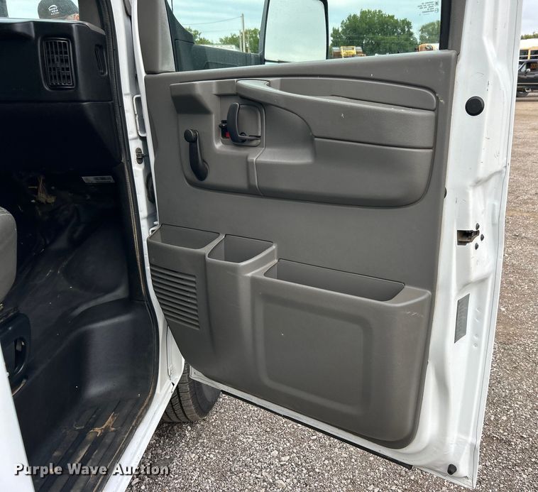 image for item EG0962 2013 Chevrolet  Express 3500 box truck