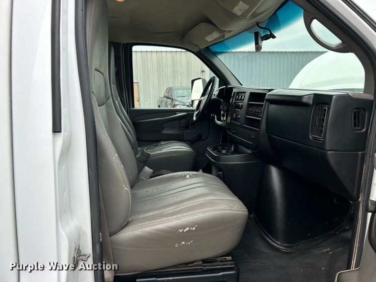 image for item EG0962 2013 Chevrolet  Express 3500 box truck