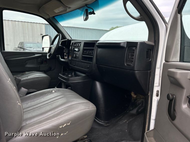 image for item EG0962 2013 Chevrolet  Express 3500 box truck