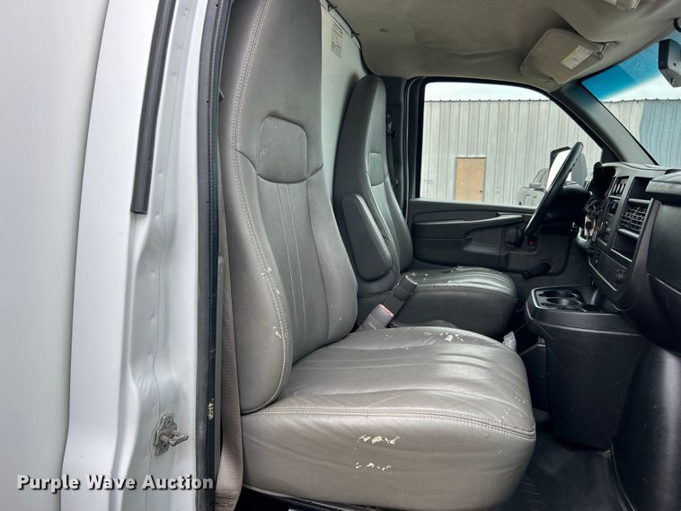 image for item EG0962 2013 Chevrolet  Express 3500 box truck